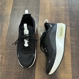 Nike Air Max Motion 2 Sneakers Black White Women’s Size 7 Running Shoes